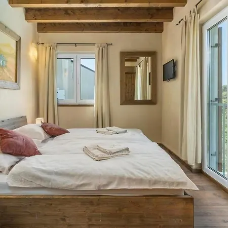 Die Komfortable Und Geraeumige Liegt In Einer Ruhigen Gegend, Im Touristikstaedtchen Premantura, Holiday home