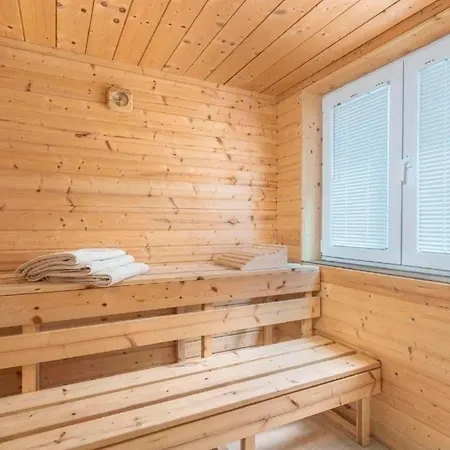 Die Komfortable Und Geraeumige Liegt In Einer Ruhigen Gegend, Im Touristikstaedtchen Premantura, Holiday home *