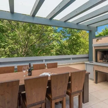 Die Komfortable Und Geraeumige Liegt In Einer Ruhigen Gegend, Im Touristikstaedtchen Premantura, Holiday home