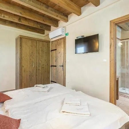 Die Komfortable Und Geraeumige Liegt In Einer Ruhigen Gegend, Im Touristikstaedtchen Premantura, Holiday home *