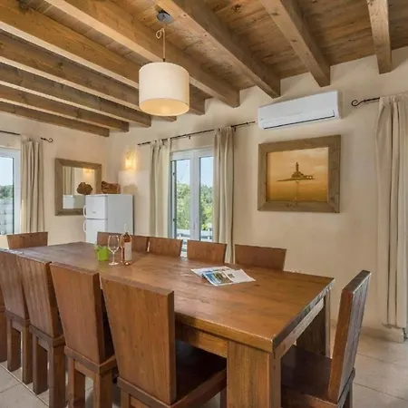Die Komfortable Und Geraeumige Liegt In Einer Ruhigen Gegend, Im Touristikstaedtchen Premantura, Holiday home *