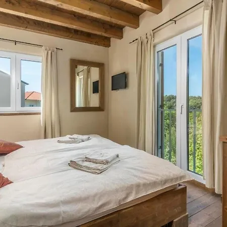 Die Komfortable Und Geraeumige Liegt In Einer Ruhigen Gegend, Im Touristikstaedtchen Premantura, Holiday home Pula